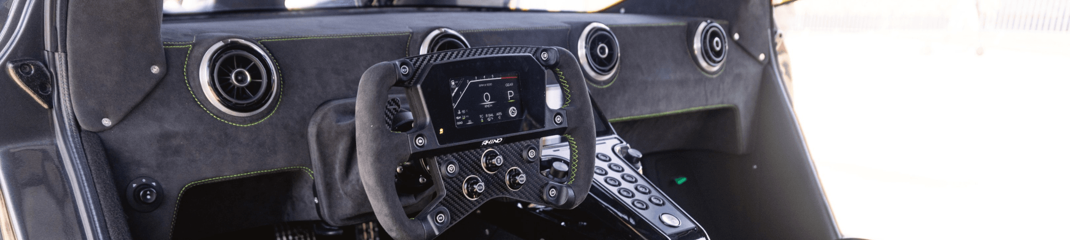 Supersamochód Rhino Racing RR01 gotowy do produkcji - teraz z silnikiem Ford V8