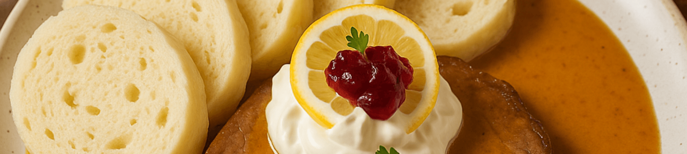 Svíčková na smetaně - tradycyjna czeska potrawa z knedlikami