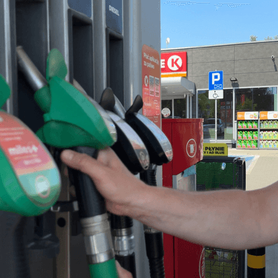 Stacje benzynowe i paliwa - co warto wiedzieć? Podsumowanie audycji „Bezpieczna Jesień” 08.10.25