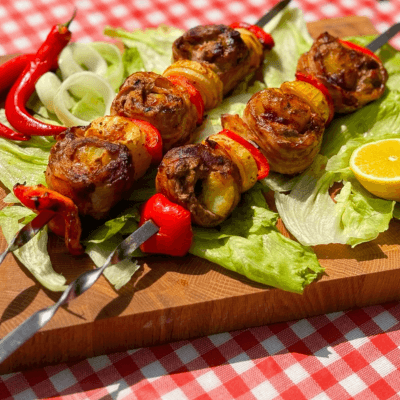 Szaszłyk z karkówki zawijany w boczek